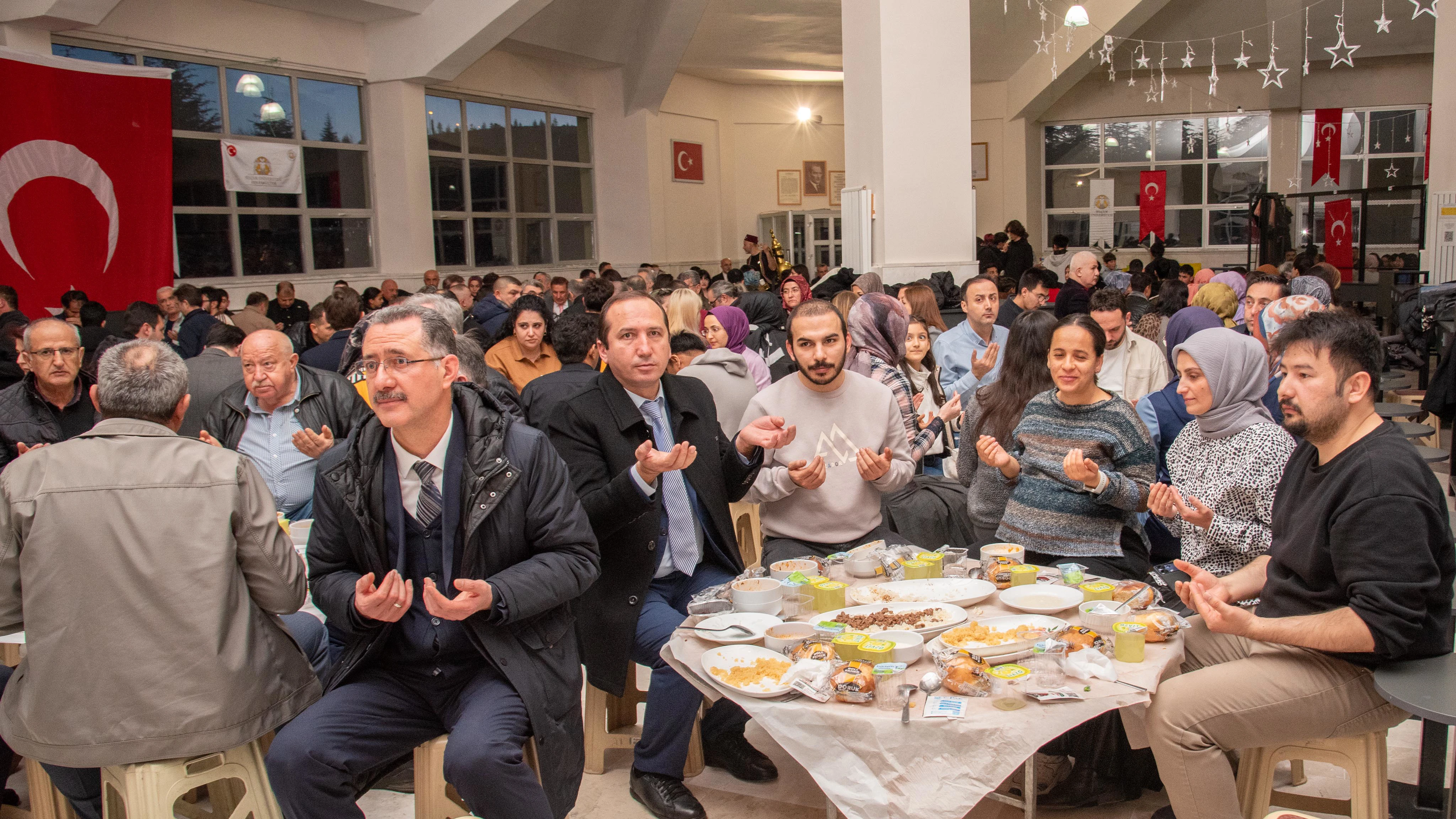 Selçuk Üniversitesi Fen Fakültesinde öğrenciler iftar programında buluştu